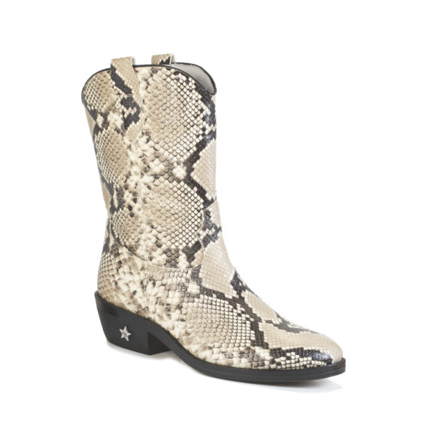 L'immagine mostra un bellissimo stivale country in pelle pitonata, che è solo uno dei modelli di Stivali Country da uomo online che è possibile acquistare da West Star.
